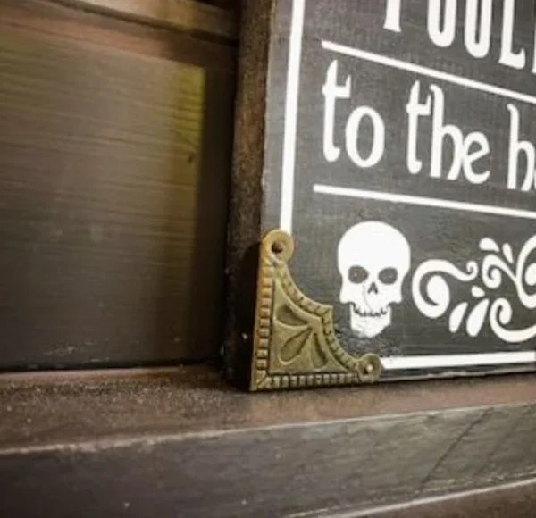 A sign with a skull on it that says " tools to the head ".