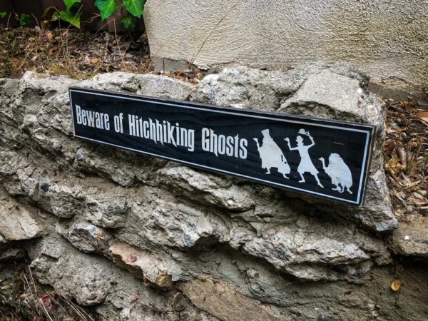 A sign on the side of a rock wall.