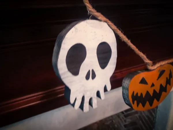 Halloween skull and pumpkin garland