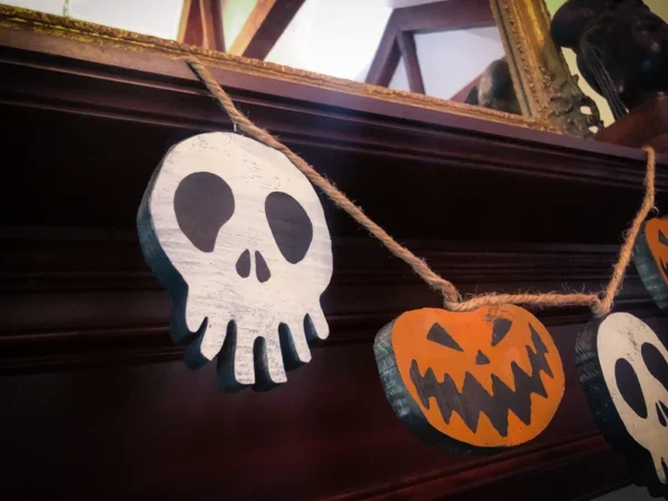 Halloween garland: skulls and pumpkins.