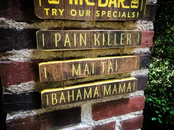 Wooden sign: Pain Killer, Mai Tai, Bahama Mama.