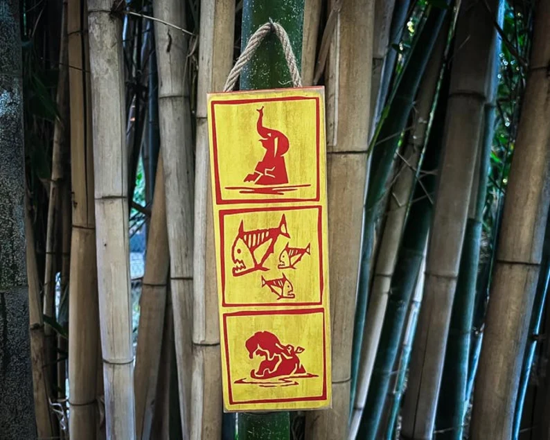 Wooden sign: elephant, fish, hippopotamus.