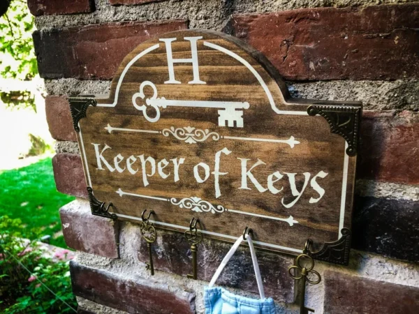 Wooden key holder sign: Keeper of Keys.