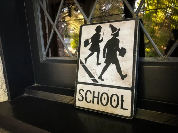 School crossing sign: children walking.