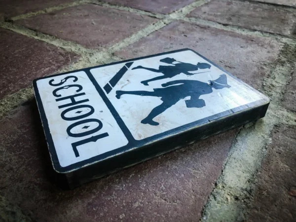 School crossing sign: children walking.