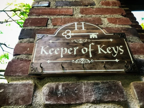 Wooden key holder sign: Keeper of Keys.