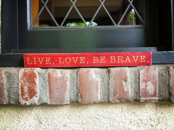 Here's an alt tag for the image: Live, love, be brave sign.