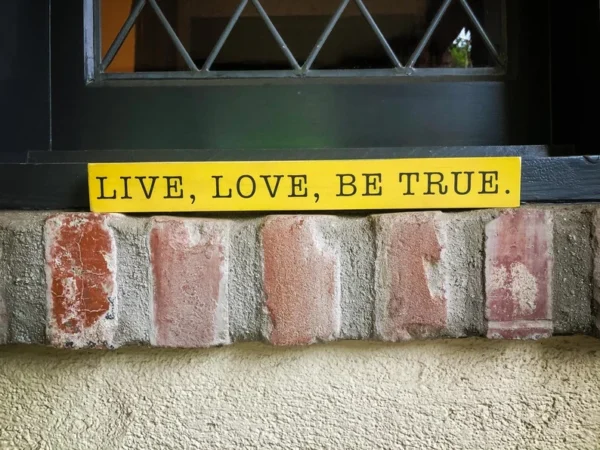 Yellow sign: Live, love, be true.