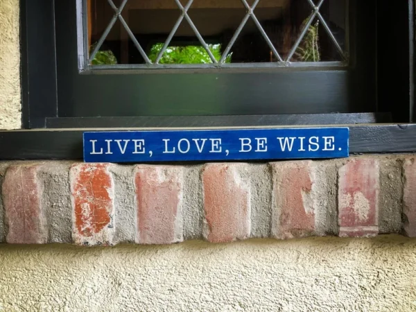 Blue sign: Live, love, be wise.