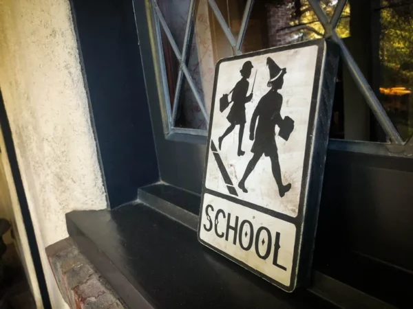 School crossing sign: children walking.