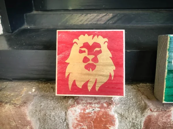 Red wooden block; gold lion head.