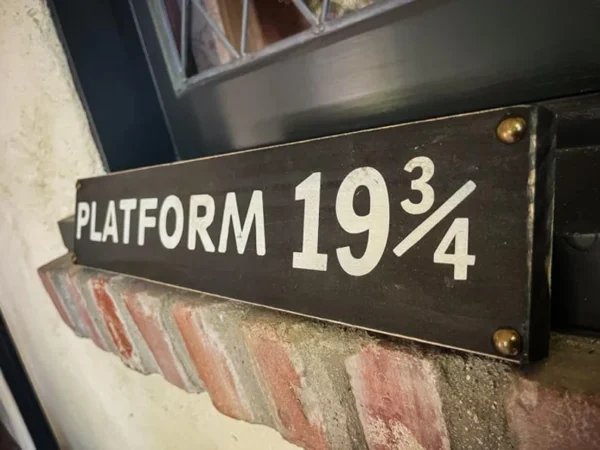 Platform 19 3/4 sign.