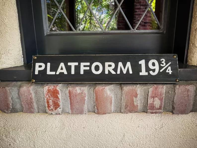 Platform 19 3/4 sign.