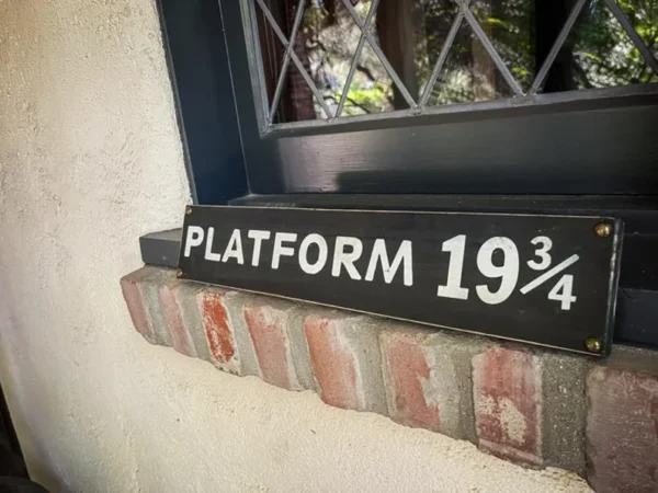 Platform 19 3/4 sign.