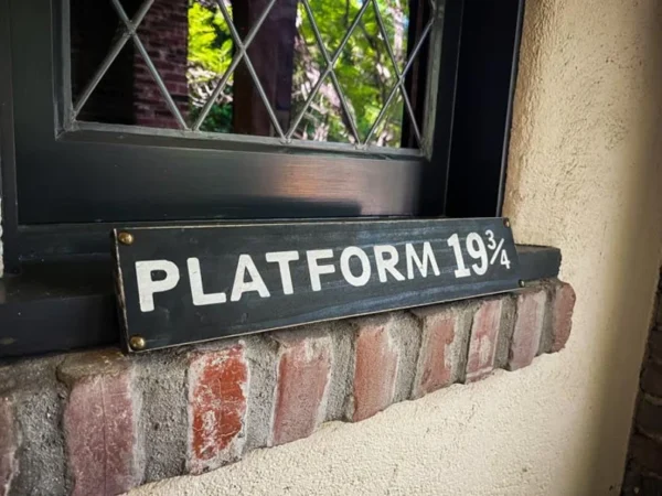 Platform 19 3/4 sign.