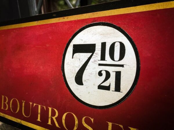 Platform 9 3/4 sign at Hogwarts.